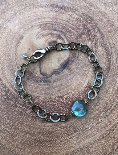 Bronze link bracelet with Labradorite bead
