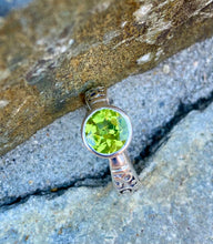 Load image into Gallery viewer, Peridot Pattern Ring